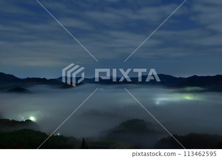 從寶山公園展望台眺望夜久野台地的雲海 從寶山公園展望台眺望夜久野台地的雲海 113462595