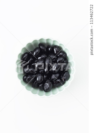 Black beans on a white background 113462722