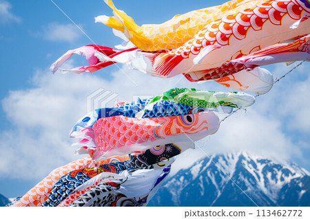 [Early summer material] Carp streamers swimming in the sky [Nagano] 113462772