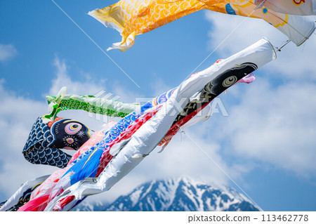 [Early summer material] Carp streamers swimming in the sky [Nagano] 113462778