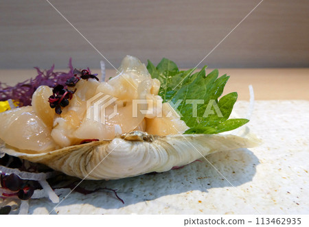 A photo of white clam sashimi with a crunchy texture and subtle sweetness, rich in the aroma of the seashore 113462935