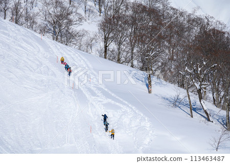 Climbers climbing the snowy mountain of Tanigawadake Tenjindai in winter 113463487