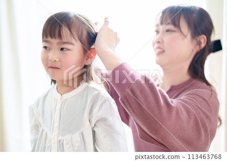 媽媽給女孩梳理頭髮 媽媽給女孩梳理頭髮 113463768