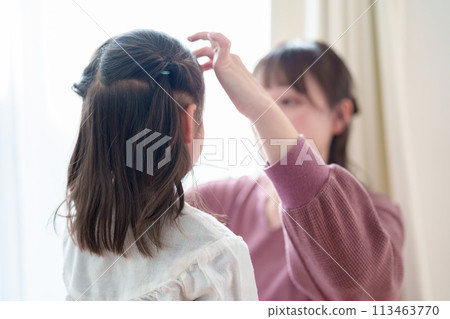 媽媽給女孩梳理頭髮 媽媽給女孩梳理頭髮 113463770