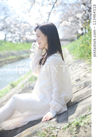 河邊賞櫻花的女子 河邊賞櫻花的女子 113464318