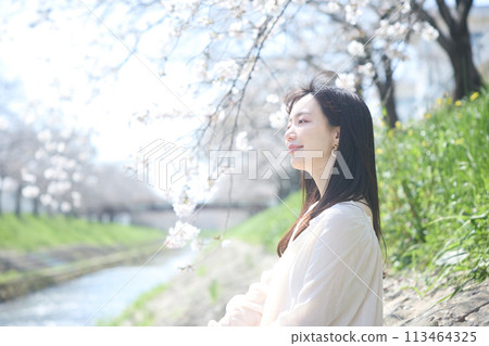 河邊賞櫻花的女子 113464325