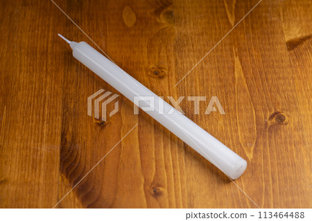 木紋背景上放置的蠟燭 113464488