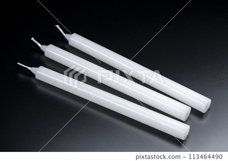 黑色背景上放置的蠟燭 黑色背景上放置的蠟燭 113464490