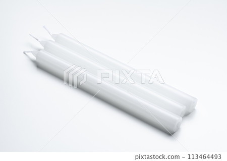放置在白色背景上的蠟燭 放置在白色背景上的蠟燭 113464493