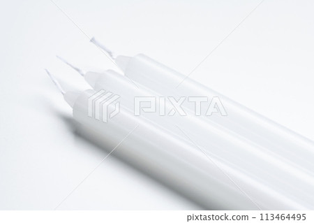 放置在白色背景上的蠟燭的特寫鏡頭 放置在白色背景上的蠟燭的特寫鏡頭 113464495
