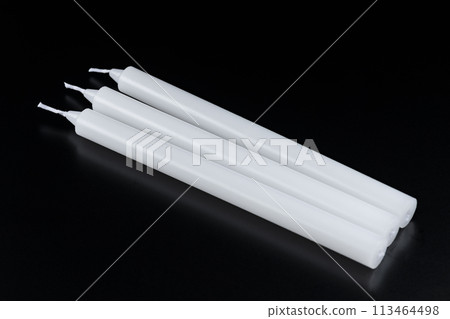 黑色背景上放置的蠟燭 113464498