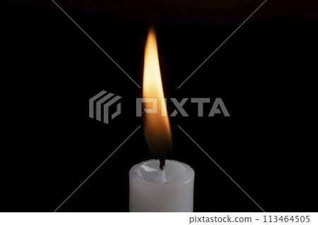 在黑暗的背景上點燃蠟燭 113464505