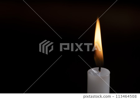 深色背景上點燃的蠟燭和複製空間 深色背景上點燃的蠟燭和複製空間 113464508