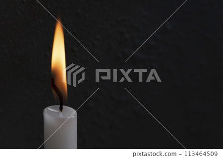 深色背景上點燃的蠟燭和複製空間 113464509
