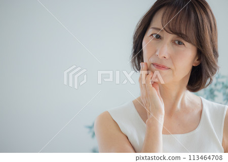 Middle female skincare image 113464708