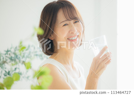 中間女人喝水 113464727
