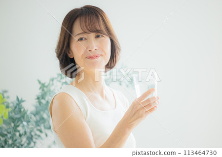 Middle woman drinking water 113464730