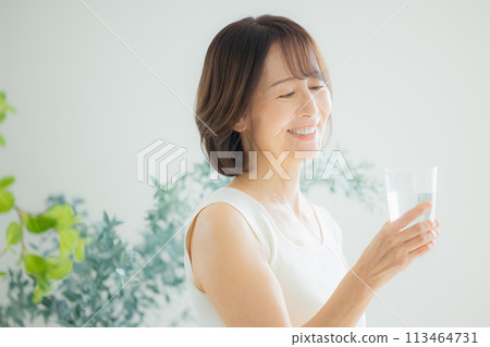 中間女人喝水 113464731