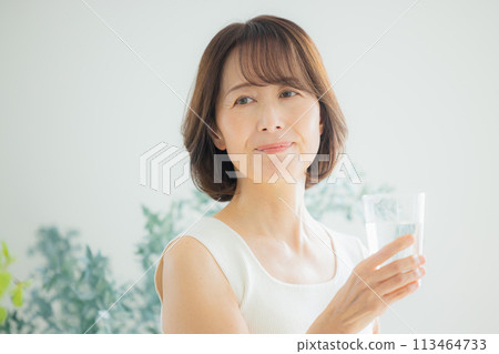 中間女人喝水 113464733