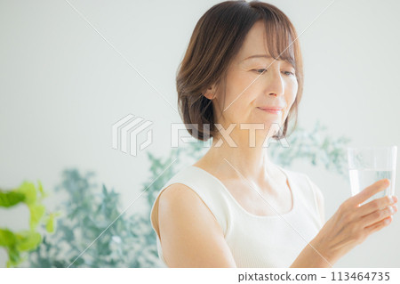 中間女人喝水 中間女人喝水 113464735