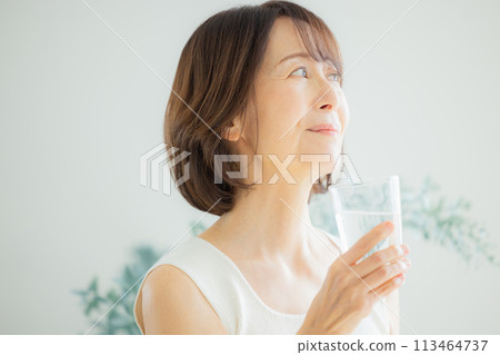 中間女人喝水 中間女人喝水 113464737