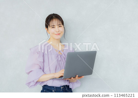  Casual business woman 113465221