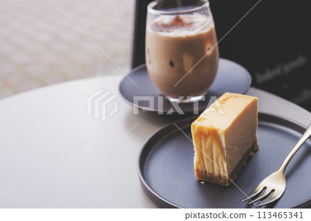 咖啡店起司蛋糕和冰拿鐵咖啡 咖啡店起司蛋糕和冰拿鐵咖啡 113465341