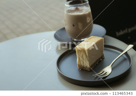 咖啡店起司蛋糕和冰拿鐵咖啡 113465343