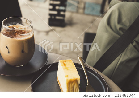 咖啡店起司蛋糕和冰拿鐵咖啡 113465344