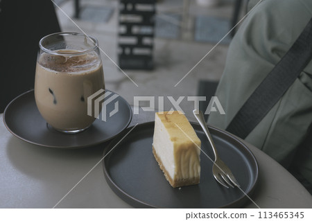 咖啡店起司蛋糕和冰拿鐵咖啡 咖啡店起司蛋糕和冰拿鐵咖啡 113465345