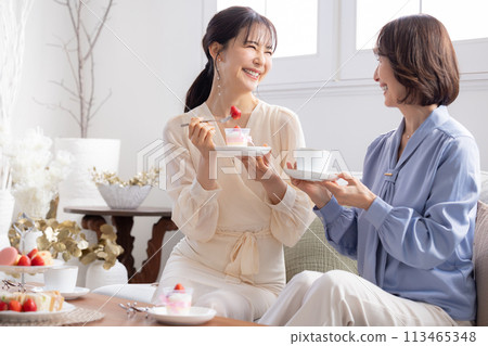 家長和孩子享受下午茶 113465348