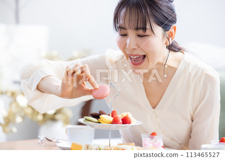 婦女享受下午茶 113465527