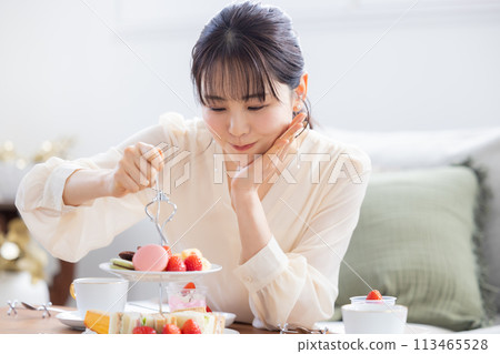 Women enjoying afternoon tea 113465528