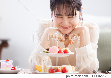 Women enjoying afternoon tea 113465529
