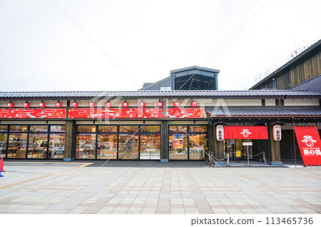 Edo-style souvenir shop 113465736