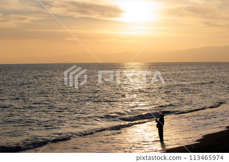 湘南海中用魚餌釣魚的釣魚者 113465974