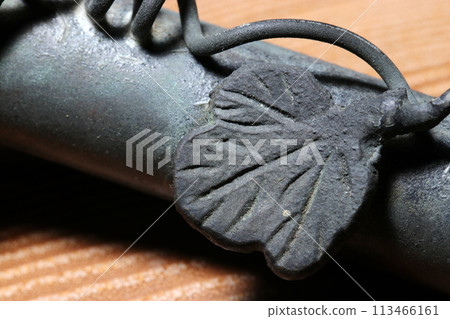 矢立舊畫上的葵裝飾特寫(閃光燈、微距特寫攝影) 矢立舊畫上的葵裝飾特寫(閃光燈、微距特寫攝影) 113466161