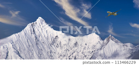 飛機飛越梅日雪山陡峭的聖峰 113466229