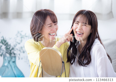 mother and daughter beauty portrait 113466313