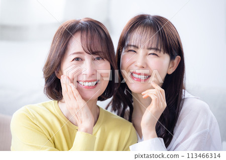 mother and daughter beauty portrait 113466314