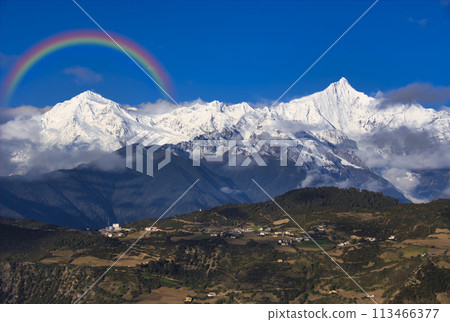 梅日雪山陡峭聖峰上的彩虹組合 113466377