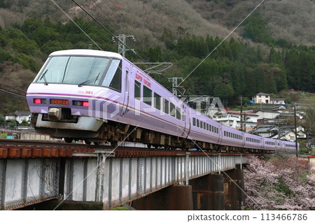 Spring Hakubi Line Limited Express Super Yakumo color: 381 series train (Okayama⇔Izumo City) 113466786
