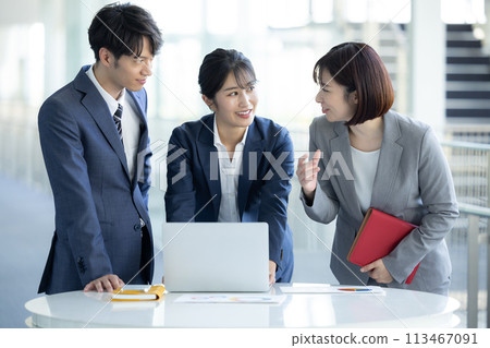 Men and women playing business meetings Men and women playing business meetings 113467091