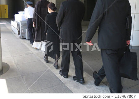 被運往火葬場的棺材 113467807