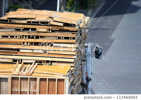 Image of a truck that transports formwork materials 113468003