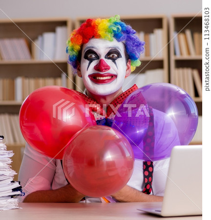 Clown businessman working in the office 113468103