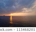 海上的日落和厚厚的雲層 113468201