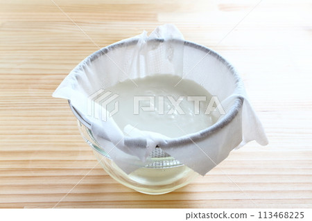 酸奶正在瀝乾 113468225