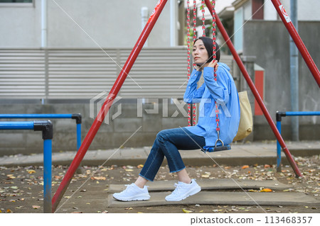 一個女人在公園消磨時間 一個女人在公園消磨時間 113468357