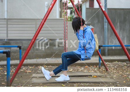 一個女人在公園消磨時間 一個女人在公園消磨時間 113468358